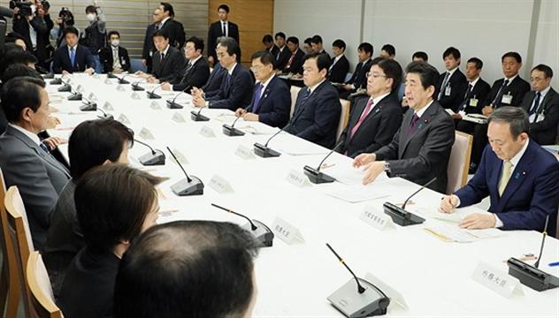 正副首相不再同席防感染 日本正在爆发岔路口