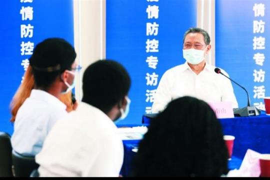 歧视风波后 钟南山与广州外籍人士交流疫情