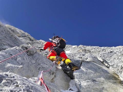 计划27日攻顶珠峰!登山队挺进海拔8300米