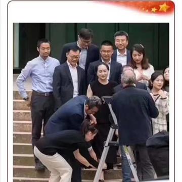 孟晚舟再次戴脚铐露面，步态轻盈一脸笑容！