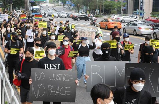 抗议美国种族歧视，韩国人也上街了