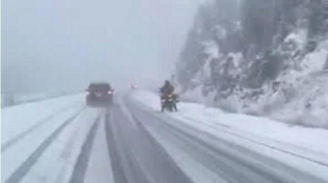 卑诗大风寒冷北岸山峰及内陆落雪了