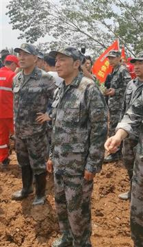 河南暴雨救灾两样情 地方领导鞋子锃亮遭吐槽