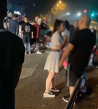 女司机肇事后抱男车主 想靠美人计私了