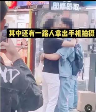 广州街头两中国男子激情拥吻 网友炸了