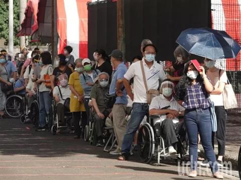 全台老人打阿斯利康疫苗 台北市人龙排满接种站