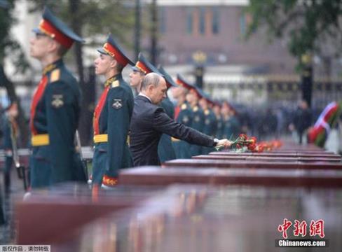 俄纪念卫国战争80周年 普京向无名烈士墓献花