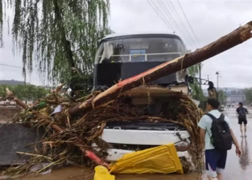 全网寻人他开铲车在洪水中救下近70人 场面惊险